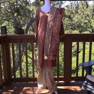 Shalwar Kameez - 3pc: tunic, pants, and scarf